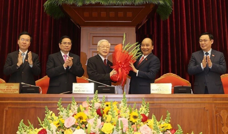 Thay mặt Bộ Chính trị, Thủ tướng Nguyễn Xuân Phúc tặng hoa chúc mừng Tổng Bí thư, Chủ tịch nước Nguyễn Phú Trọng