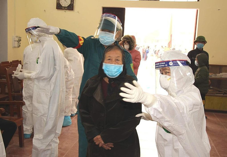 Người dân Chí Linh đi lấy mẫu xét nghiệm