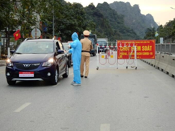 Chốt kiểm soát trên Quốc lộ 18A, phường Quang Hanh, TP. Cẩm Phả
