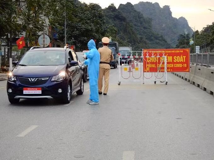 Chốt kiểm soát trên Quốc lộ 18A, phường Quang Hanh, TP. Cẩm Phả