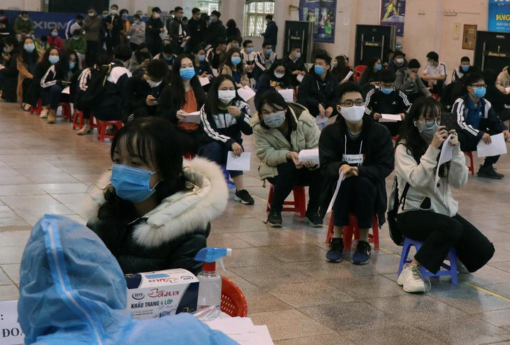 Khoảng 500 giáo viên và học sinh trường THPT Nguyễn Trãi (Ba Đình) vừa đi tham quan, trải nghiệm tại TP Chí Linh, Hải Dương về phải lấy mẫu xét nghiệm