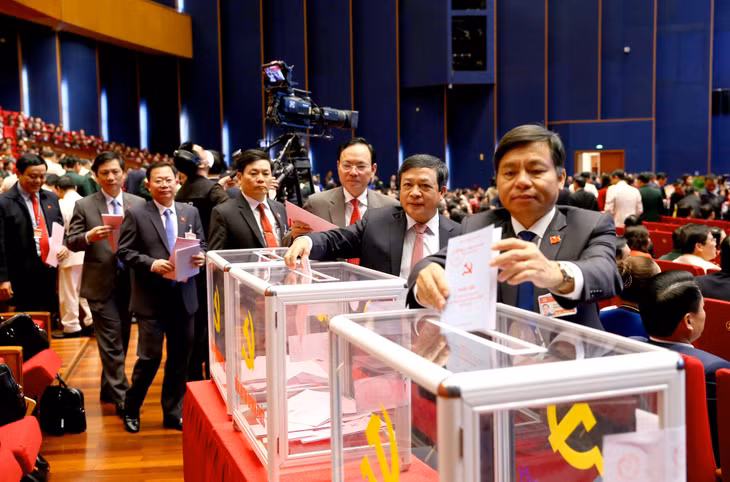 Các đại biểu tham gia bỏ phiếu bầu Ban Chấp hành Trung ương khóa XIII