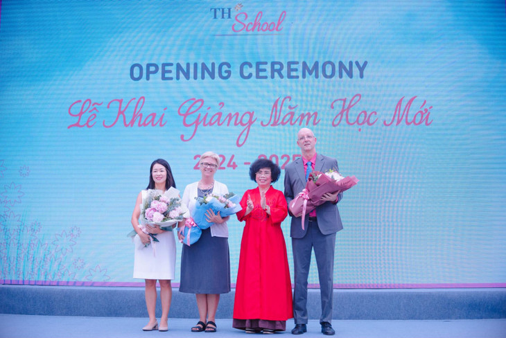 AHLĐ Thái Hương tặng bó hoa tươi thắm cho đại diện giáo viên trường TH School AHLĐ Thái Hương tặng bó hoa tươi thắm cho đại diện giáo viên trường TH School