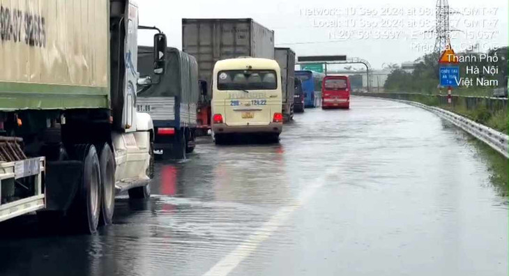 Ghi nhận hiện tượng ngập lụt trên cao tốc.