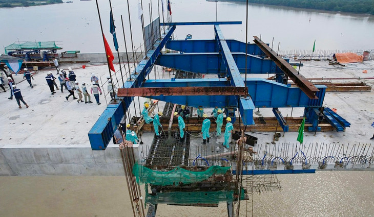 Nhà thầu đổ bêtông hợp long nhịp chính cầu Nhơn Trạch bắc qua sông Đồng Nai Nhà thầu đổ bêtông hợp long nhịp chính cầu Nhơn Trạch bắc qua sông Đồng Nai