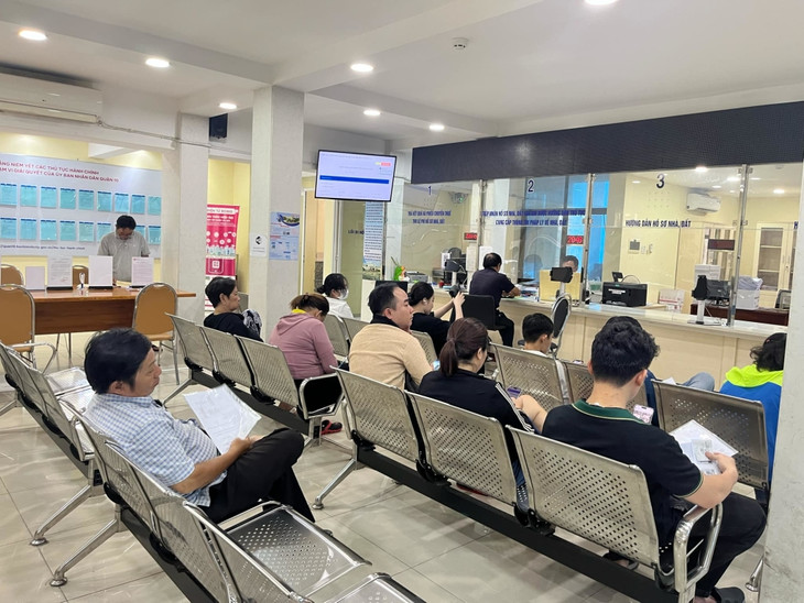 Người dân nộp hồ sơ tại Văn phòng đăng ký đất đai quận 11