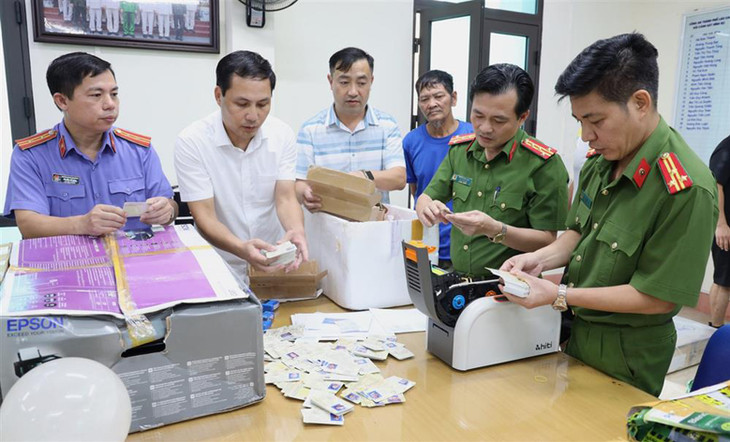 Lực lượng chức năng kiểm đếm tang vật vụ án