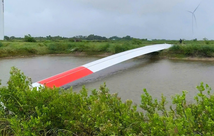 Cánh quạt trụ điện gió gãy, rơi xuống vuông tôm người dân ở xã Vĩnh Hải, thị xã Vĩnh Châu