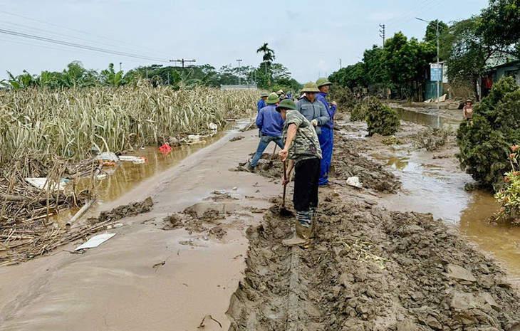 Nhiều đoạn đường sắt Hà Nội - Lào Cai bị bùn lấp kín ray