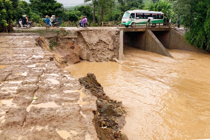 Mưa lớn gây sạt lở cầu đường trên Quốc lộ 4G qua Sơn La