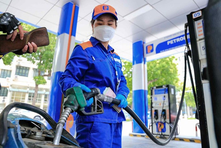 Giá xăng giảm mạnh gần 1.200 đồng/lít