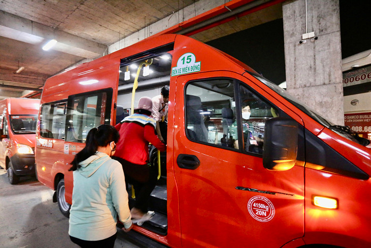 Khách lên xe trung chuyển tại bến Miền Đông mới