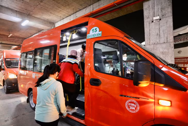 Khách lên xe trung chuyển tại bến Miền Đông mới