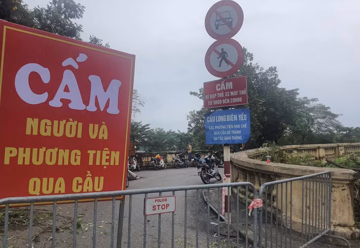 Cơ quan chức năng đặt hàng rào, biển cấm lối lên cầu Long Biên