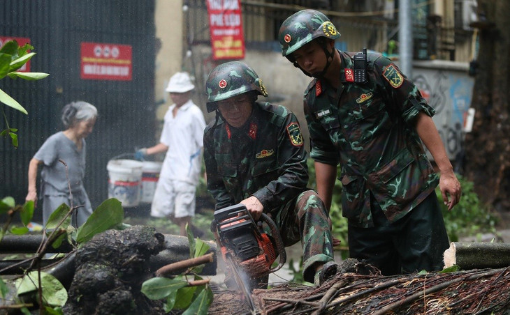 Các chiến sĩ thuộc Tiểu đoàn Công Binh 544, Bộ tư lệnh Thủ đô Hà Nội hỗ trợ cưa dọn cây đổ sau bão Yagi