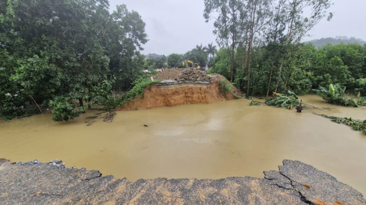 Đê tả sông Lô đoạn qua xã Quyết Thắng, huyện Sơn Dương, tỉnh Tuyên Quang bị vỡ