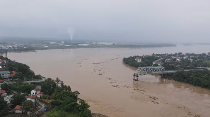 Cầu Phong Châu sau khi bị sập