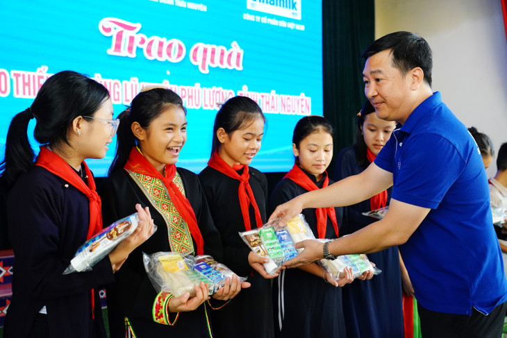 Ông Đỗ Thanh Tuấn, Giám đốc Đối ngoại Vinamilk, trao những phần quà cho học sinh Trường THCS dân tộc nội trú Phú Lương (tỉnh Thái Nguyên)