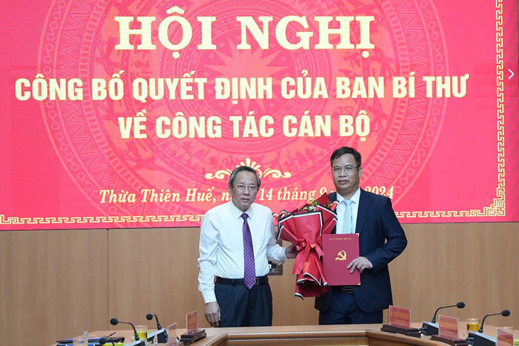 Phó Trưởng ban Thường trực Ban Tổ chức Trung ương Hoàng Đăng Quang trao quyết định của Ban Bí thư cho ông Phạm Đức Tiến (phải).