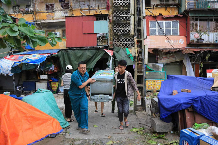 Chính quyền hỗ trợ người dân di chuyển đồ đạc khỏi chung cư A7 Vạn Mỹ bị nghiêng sau bão Yagi