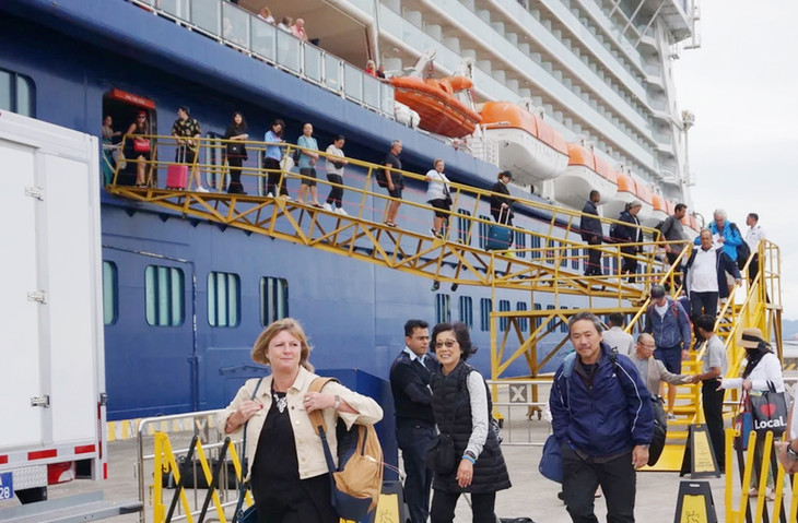 Du khách trên siêu tàu thăm Vịnh Hạ Long và các điểm du lịch nổi tiếng của Quảng Ninh.