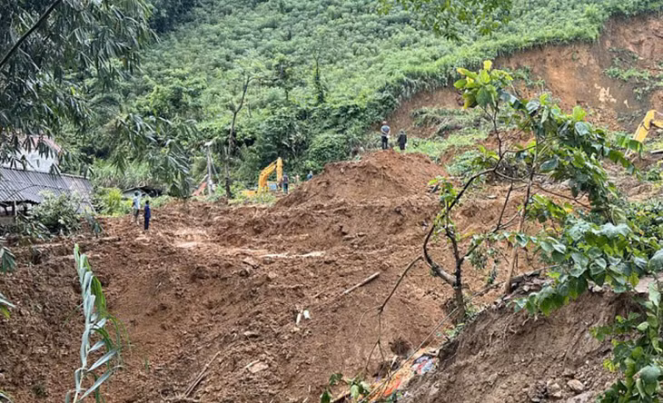 Xử lý điểm sạt lở trên Quốc lộ 279 qua Lào Cai