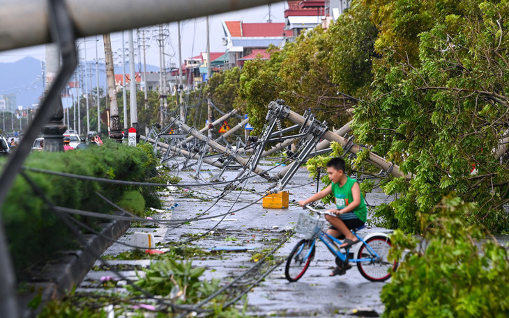 Đường phố tan hoang sau bão Yagi tại Cẩm Phả, Quảng Ninh