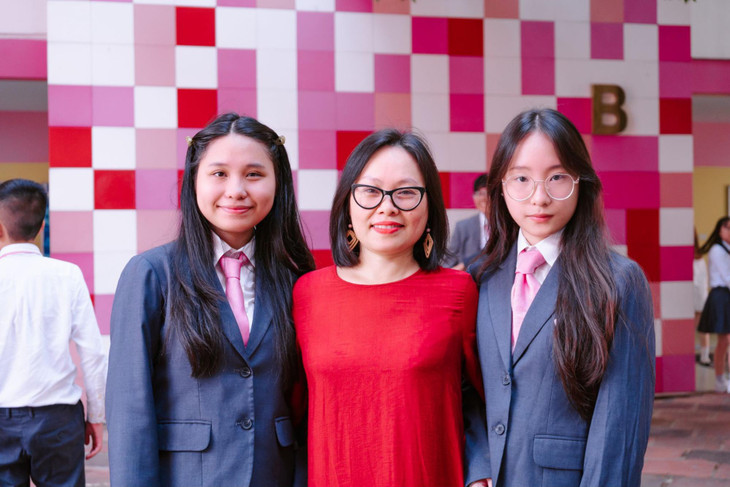 Chị Thuỷ tự hào chia sẻ về hành trình học tập và phát triển của 2 con Chị Thuỷ tự hào chia sẻ về hành trình học tập và phát triển của 2 con