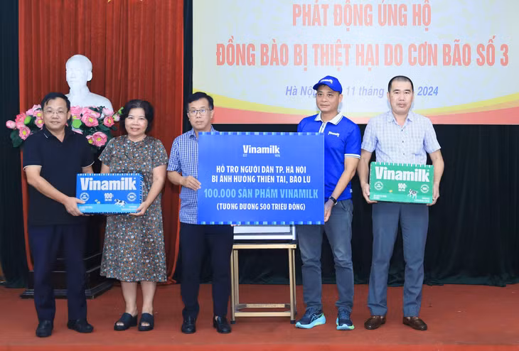 Vinamilk cũng trao tặng thêm 500 triệu đồng tương đương 100.000 sản phẩm để hỗ trợ cho người dân tại TP. Hà Nội