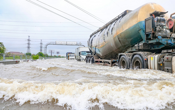 Cao tốc Pháp Vân - Cầu Giẽ xuất hiện tình trạng ngập Km 191+400, lúc cao điểm, mực nước đo được ở vị trí sâu nhất đạt khoảng 0,8m, vị trí thấp nhất khoảng 0,15 m Cao tốc Pháp Vân - Cầu Giẽ xuất hiện tình trạng ngập Km 191+400, lúc cao điểm, mực nước đo được ở vị trí sâu nhất đạt khoảng 0,8m, vị trí thấp nhất khoảng 0,15 m