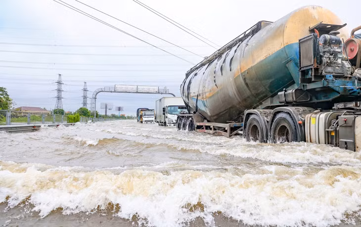 Cao tốc Pháp Vân - Cầu Giẽ xuất hiện tình trạng ngập Km 191+400, lúc cao điểm, mực nước đo được ở vị trí sâu nhất đạt khoảng 0,8m, vị trí thấp nhất khoảng 0,15 m