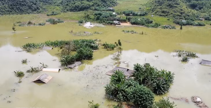 Xóm Lũng Cắm, xã Huy Giáp huyện Bảo Lạc, tỉnh Cao Bằng ngập sâu trong nước.