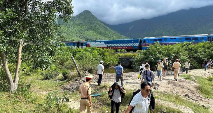 Tàu SE6 bị trật bánh tại toa số 6 ở khu vực thị trấn Lăng Cô, huyện Phú Lộc, tỉnh Thừa Thiên-Huế.