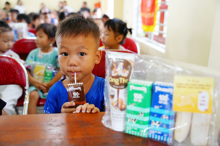 Sữa là nguồn dinh dưỡng quý giá cho trẻ em vùng khó khăn, đặc biệt sau bão lũ