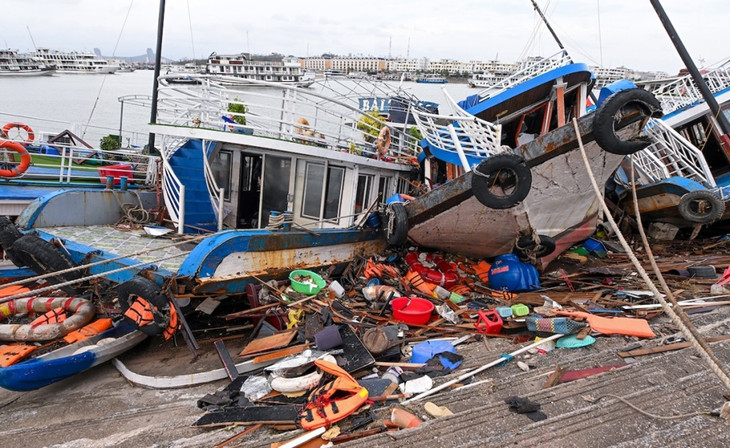 Tàu du lịch bị bão Yagi đánh chìm tại Cảng quốc tế Tuần Châu, TP Hạ Long, Quảng Ninh Tàu du lịch bị bão Yagi đánh chìm tại Cảng quốc tế Tuần Châu, TP Hạ Long, Quảng Ninh
