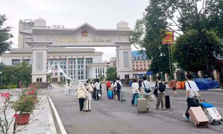 Cửa khẩu quốc tế Lào Cai hoạt động trở lại, lúc 11h ngày 11/9
