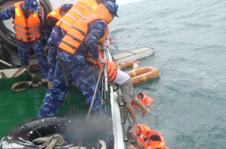 Cảnh sát biển ứng cứu 8 thuyền viên trên bè cứu sinh lên tàu, đưa vào bờ an toàn