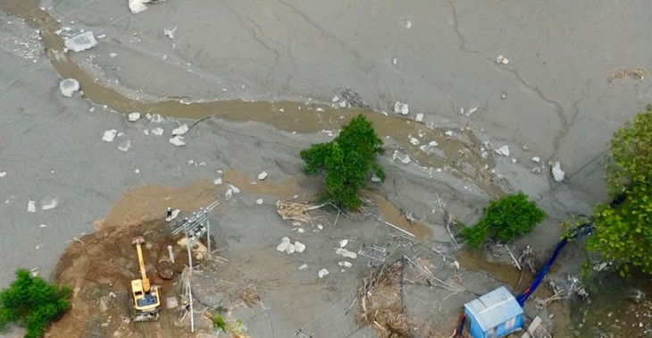 Hiện trường nơi xảy ra vụ vỡ đập, chất thải