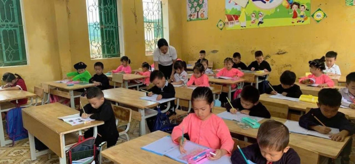 Học sinh trường Tiểu học và THCS Minh Chuẩn, Yên Bái, đi học trở lại sau bão