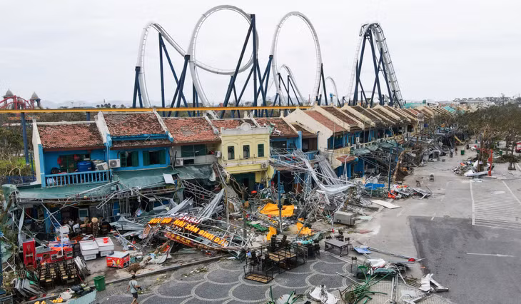 Khu phố Cổ, sát công viên Hạ Long, tan hoang sau bão