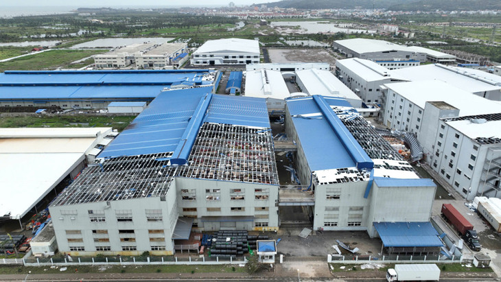 Nhà xưởng ở KCN Đồ Sơn bị bão Yagi làm hư hỏng.