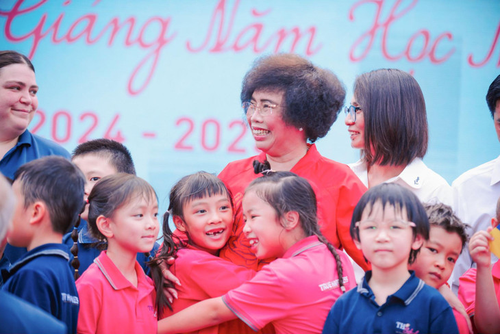 Anh hùng Lao động Thái Hương luôn nhấn mạnh giá trị cốt lõi của trường TH School: “Vì hạnh phúc đích thực” Anh hùng Lao động Thái Hương luôn nhấn mạnh giá trị cốt lõi của trường TH School: “Vì hạnh phúc đích thực”