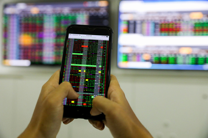 Nhà đầu tư đang thực hiện giao dịch tại một công ty chứng khoán ở TP.HCM