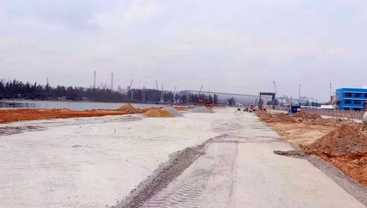 Dự án đường trục liên cảng Dung Quất 1 thuộc địa phận xã Bình Thạnh, huyện Bình Sơn sau nhiều năm thi công vẫn dở dang