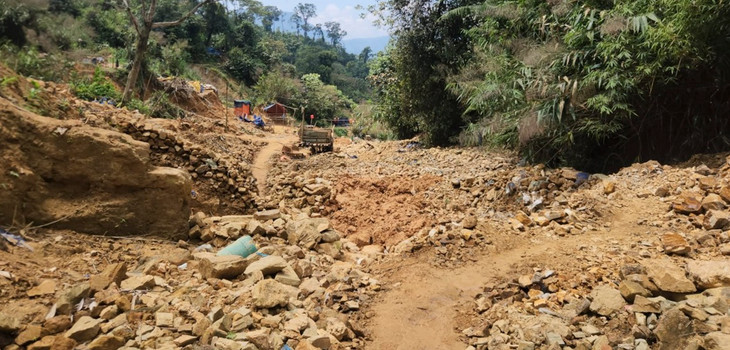 Các đối tượng dựng lán trại, đưa phương tiện vào khai thác vàng trái phép. Các đối tượng dựng lán trại, đưa phương tiện vào khai thác vàng trái phép.