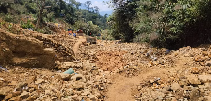 Các đối tượng dựng lán trại, đưa phương tiện vào khai thác vàng trái phép.