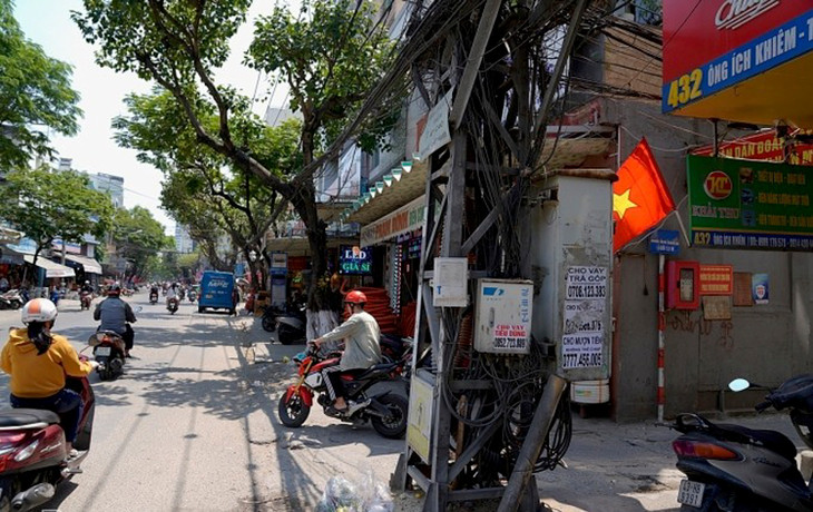 Đường Ông Ích Khiêm với trụ điện, dây điện chằng chịt, vỉa hè xuống cấp và bị nhiều hộ kinh doanh chiếm dụng buôn bán Đường Ông Ích Khiêm với trụ điện, dây điện chằng chịt, vỉa hè xuống cấp và bị nhiều hộ kinh doanh chiếm dụng buôn bán