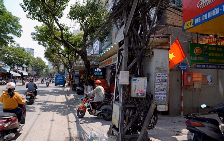 Đường Ông Ích Khiêm với trụ điện, dây điện chằng chịt, vỉa hè xuống cấp và bị nhiều hộ kinh doanh chiếm dụng buôn bán