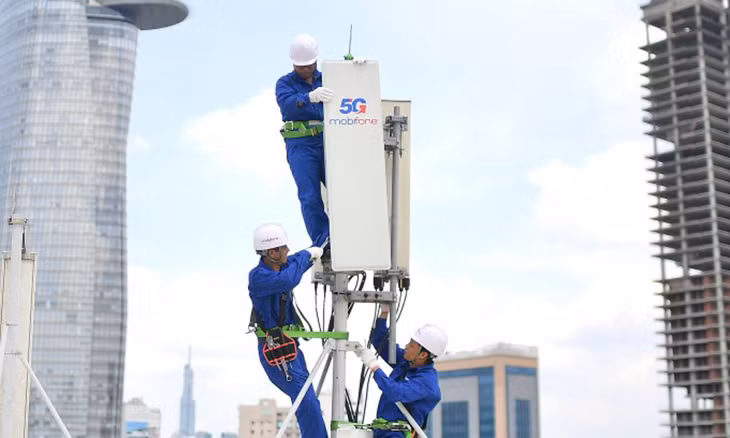 Kỹ thuật viên đang lắp đặt trạm 5G MobiFone