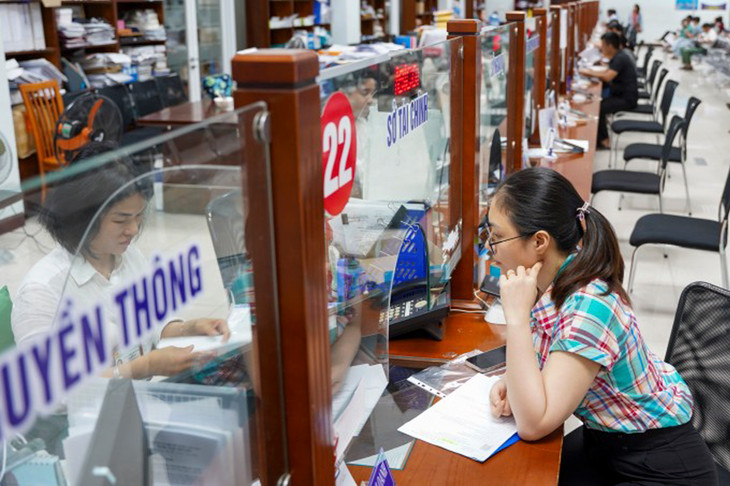 Người dân làm thủ tục hành chính